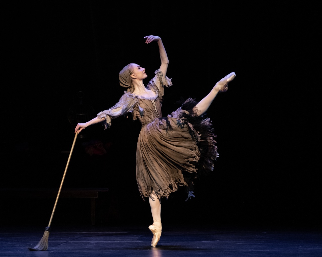 Ballettdanser Grete Nybakken danser på scenen etter øyelaser operasjon hos OSLO SYN
