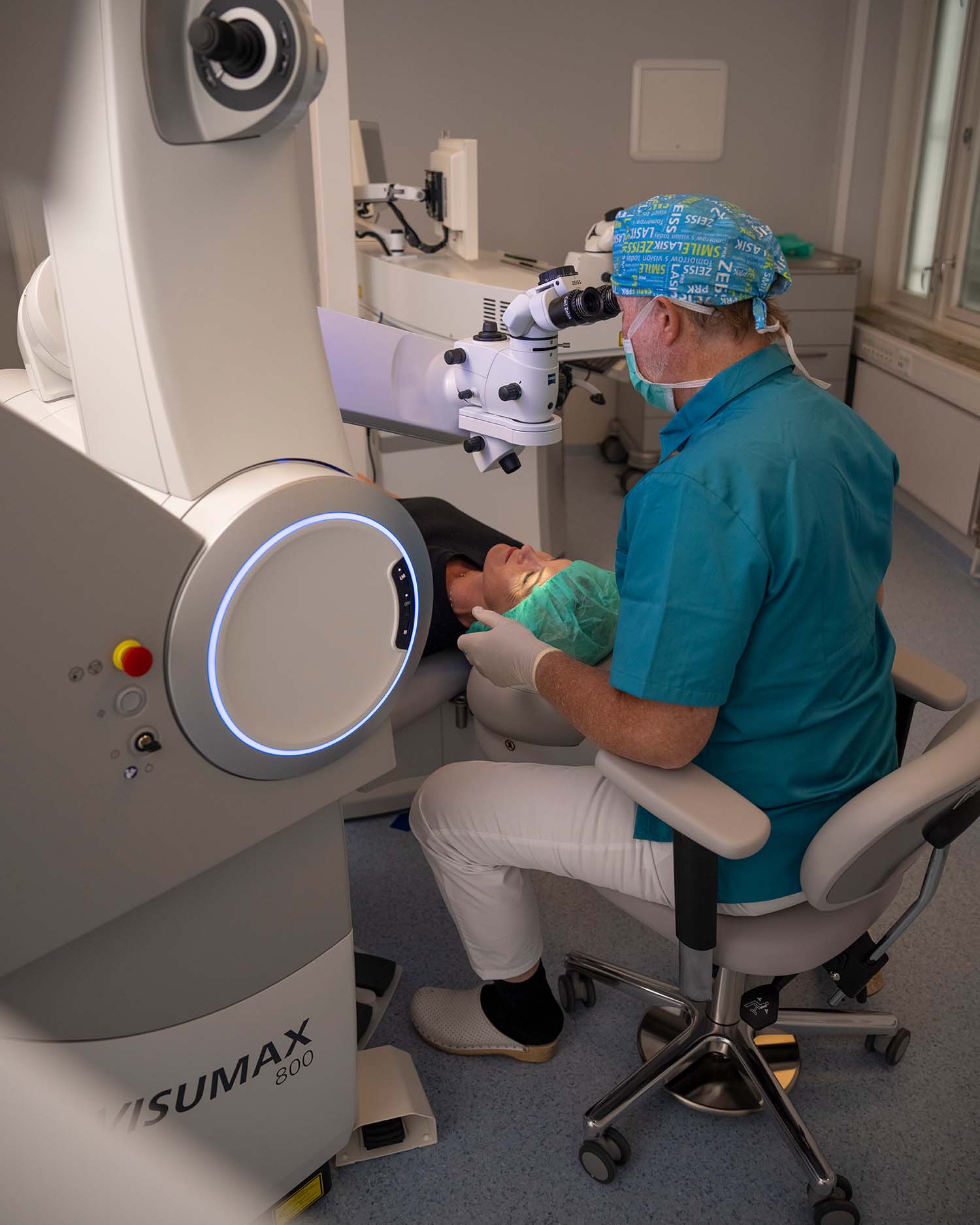 Kvinne til laserbehandling av øyekirurg Willy Pettersen med Visumax 800 lasermaskin hos OSLO SYN