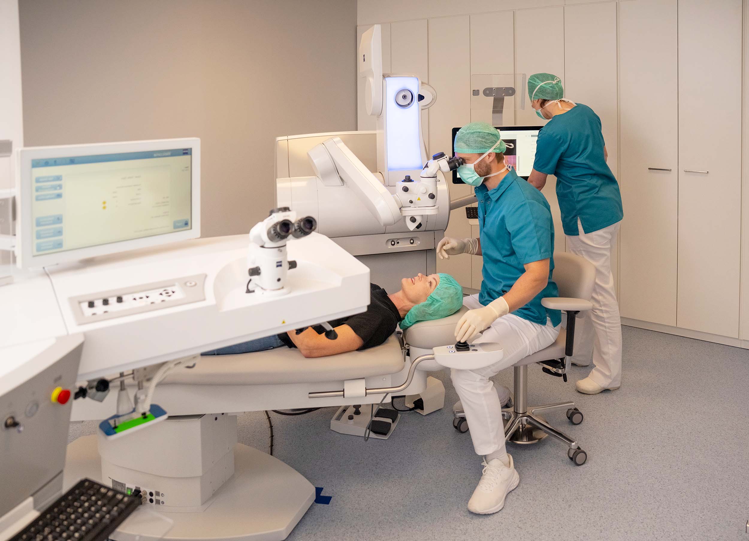 Dr. Eirik Andreas Hjelm utfører laseroperasjon hos OSLO SYN