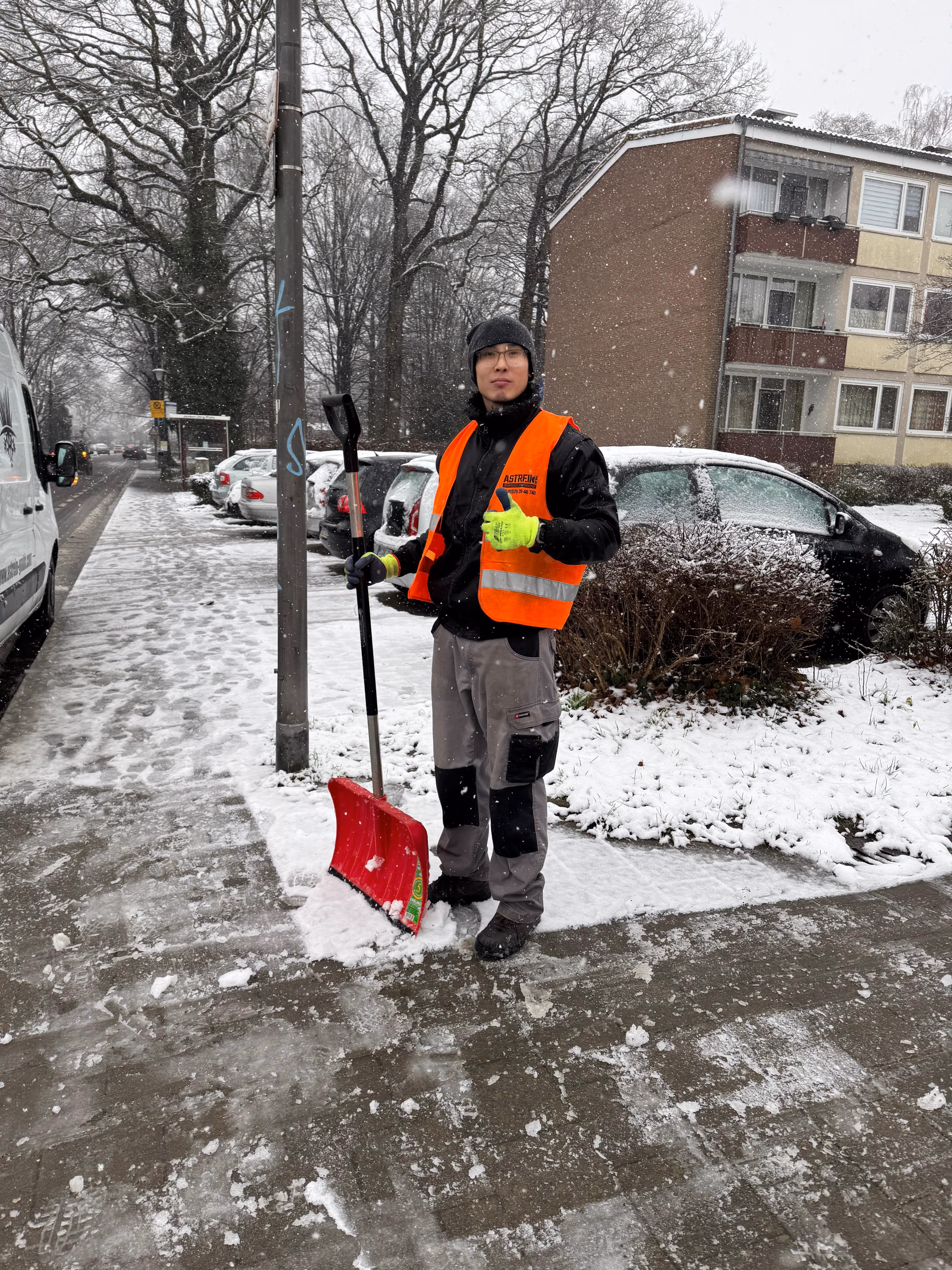 Mitarbeiter der Astrein GmbH bei der Schneeräumung in Münster – Astrein GmbH Münster