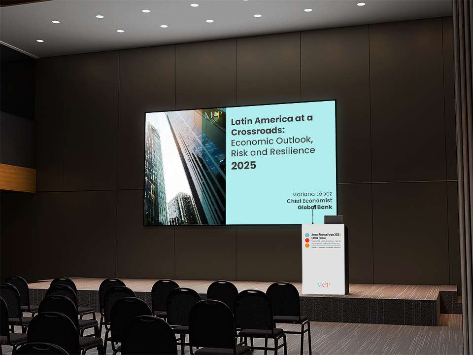 Integrated stage communication system designed for executive-level forums, combining keynote visuals, speaker identification and on-site brand presence.