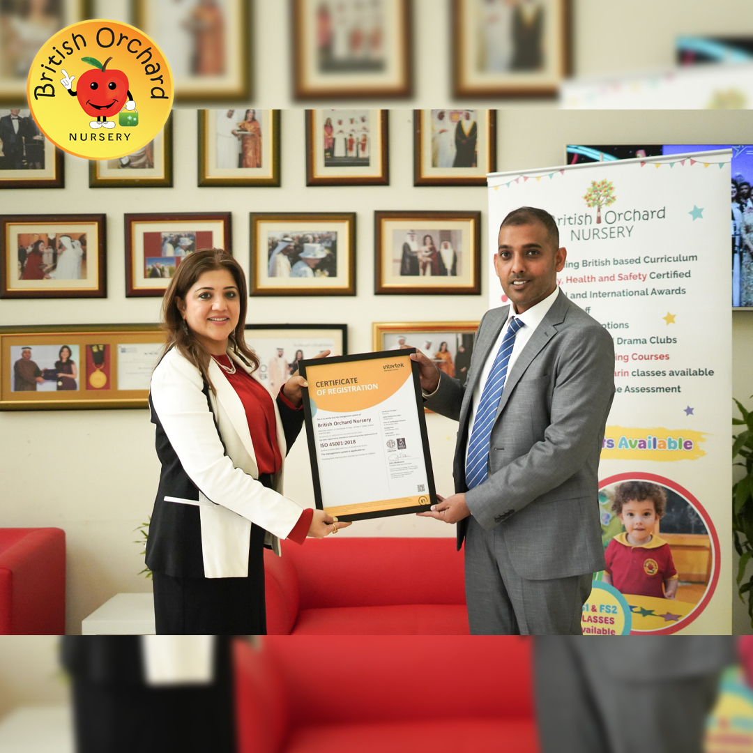 Chairman getting certificate