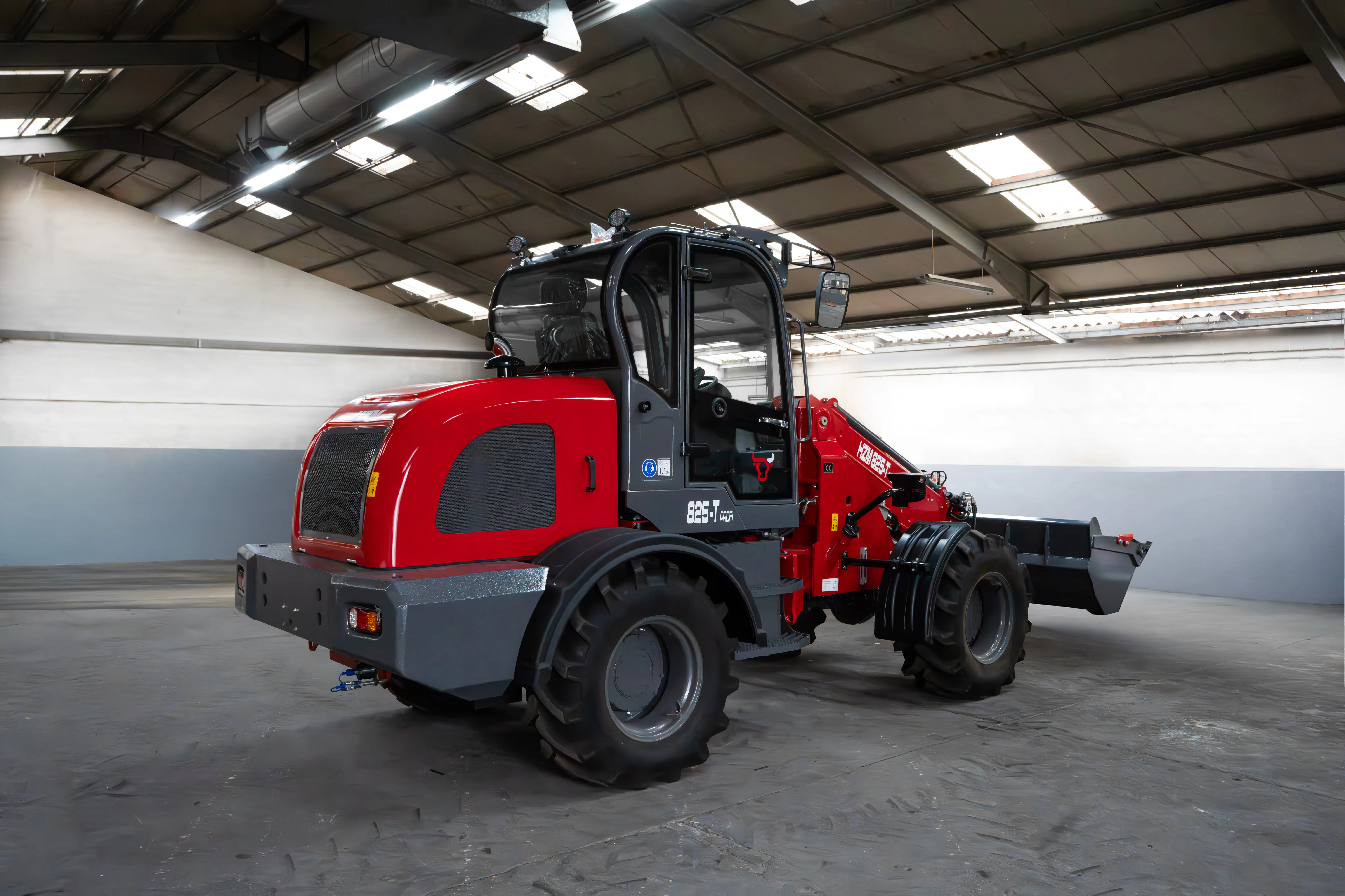 HZM 825-T Profi Teleskoplader Heckansicht schräg – 5.500 kg Betriebsgewicht