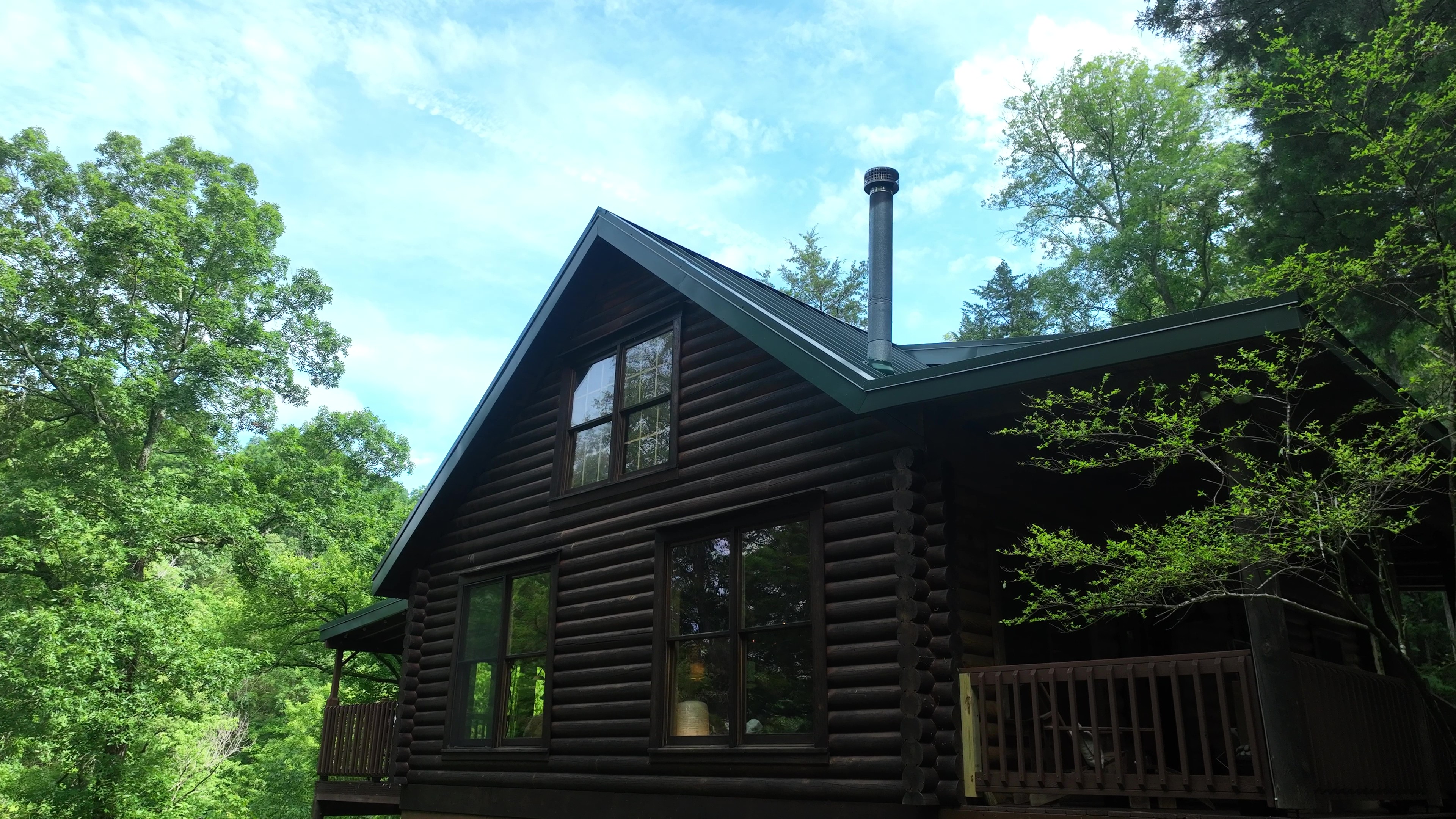 Overhead view of a Hartford Green standing seam roof on a log cabin in Cookeville, Tennessee