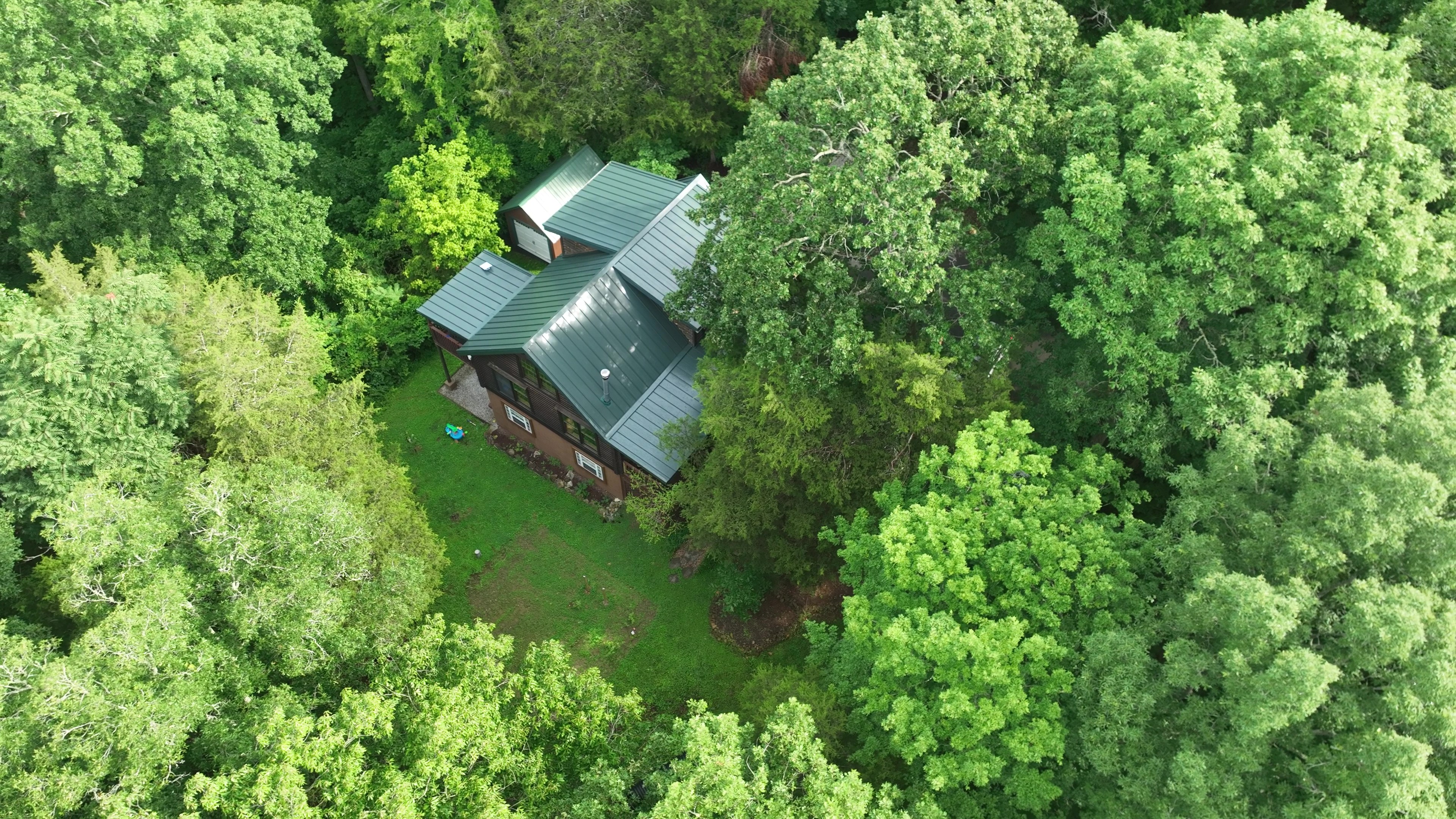 Overhead view of Hartford Green standing seam panels on a log cabin roof in Cookeville, Tennessee