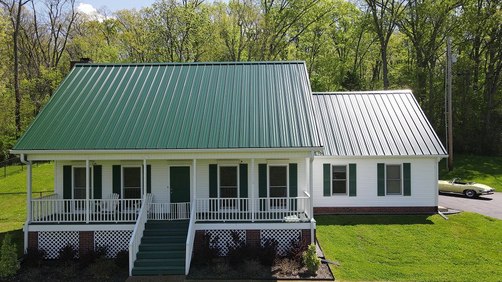 Classic green metal roof on a home in Gallatin, TN