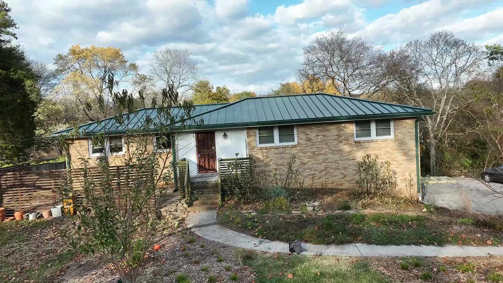 Green standing seam metal roof on a ranch home in Goodlettsville, Tennessee