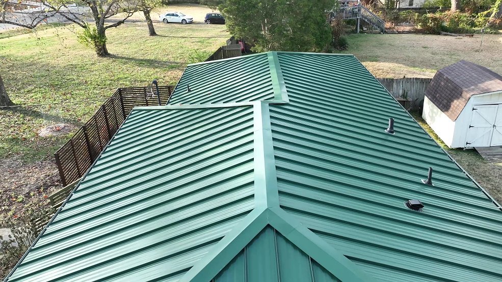Green standing seam metal roof on a ranch home in Goodlettsville, TN
