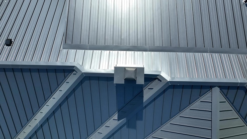 Gray standing seam metal roof on a country ranch home in Cumberland City, Tennessee