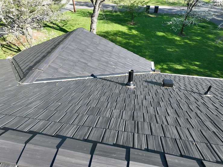 Gray metal roof and blue siding on a home in Portland, TN