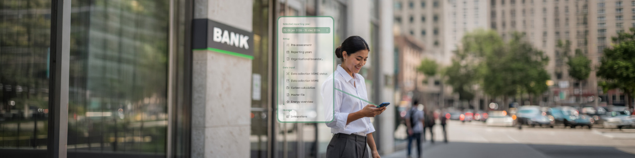 Vrouw gebruikt ESG-rapportagesoftware op smartphone naast een bankgebouw, met een workflow voor duurzaamheidsdata in de financiële sector