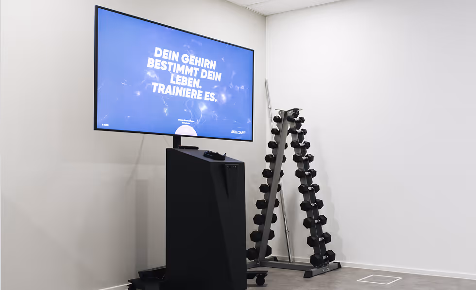 Trainingsraum mit Bildschirm und Hanteln für Medical Fitness bei PhysioKonzept