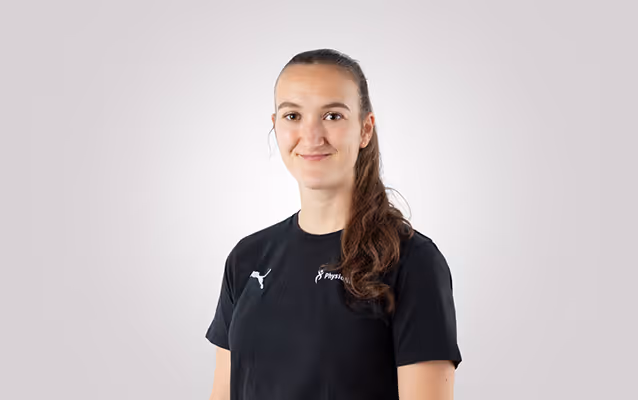 Teammitglied von PhysioKonzept im schwarzen Praxisshirt