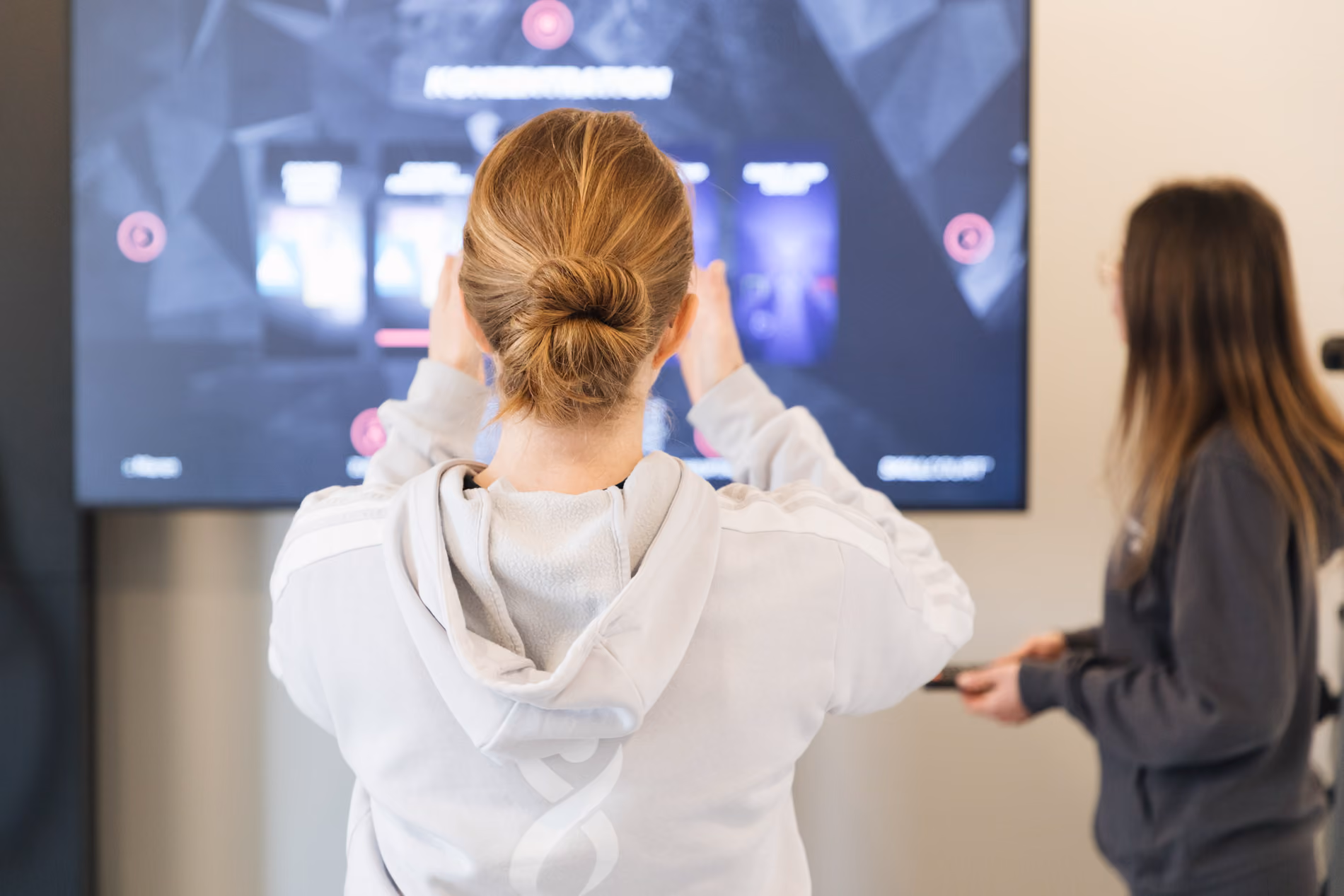 Patientin trainiert Koordination und Reaktion am Skill Court bei PhysioKonzept