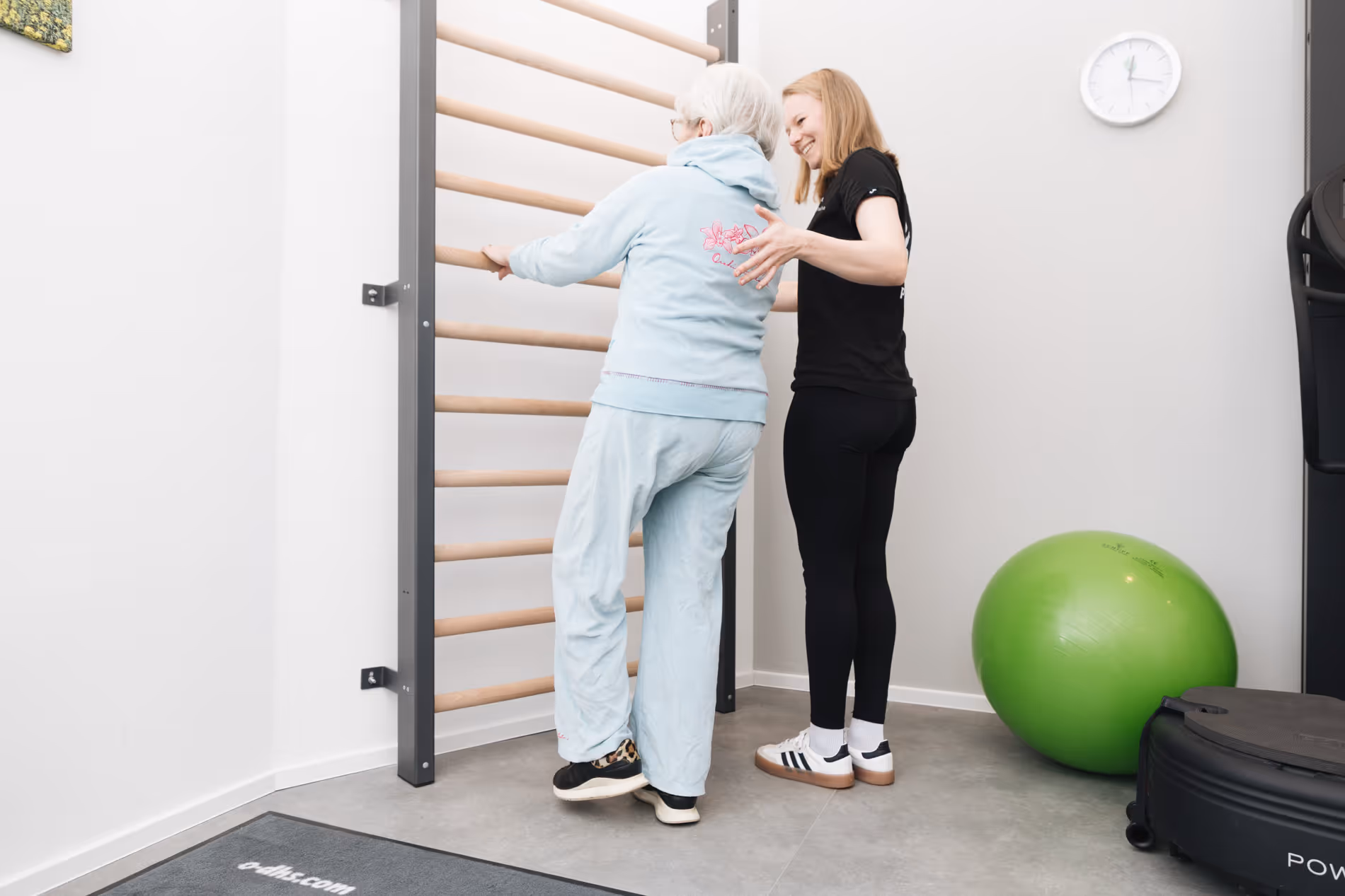 Krankengymnastik-Übung an der Sprossenwand bei PhysioKonzept