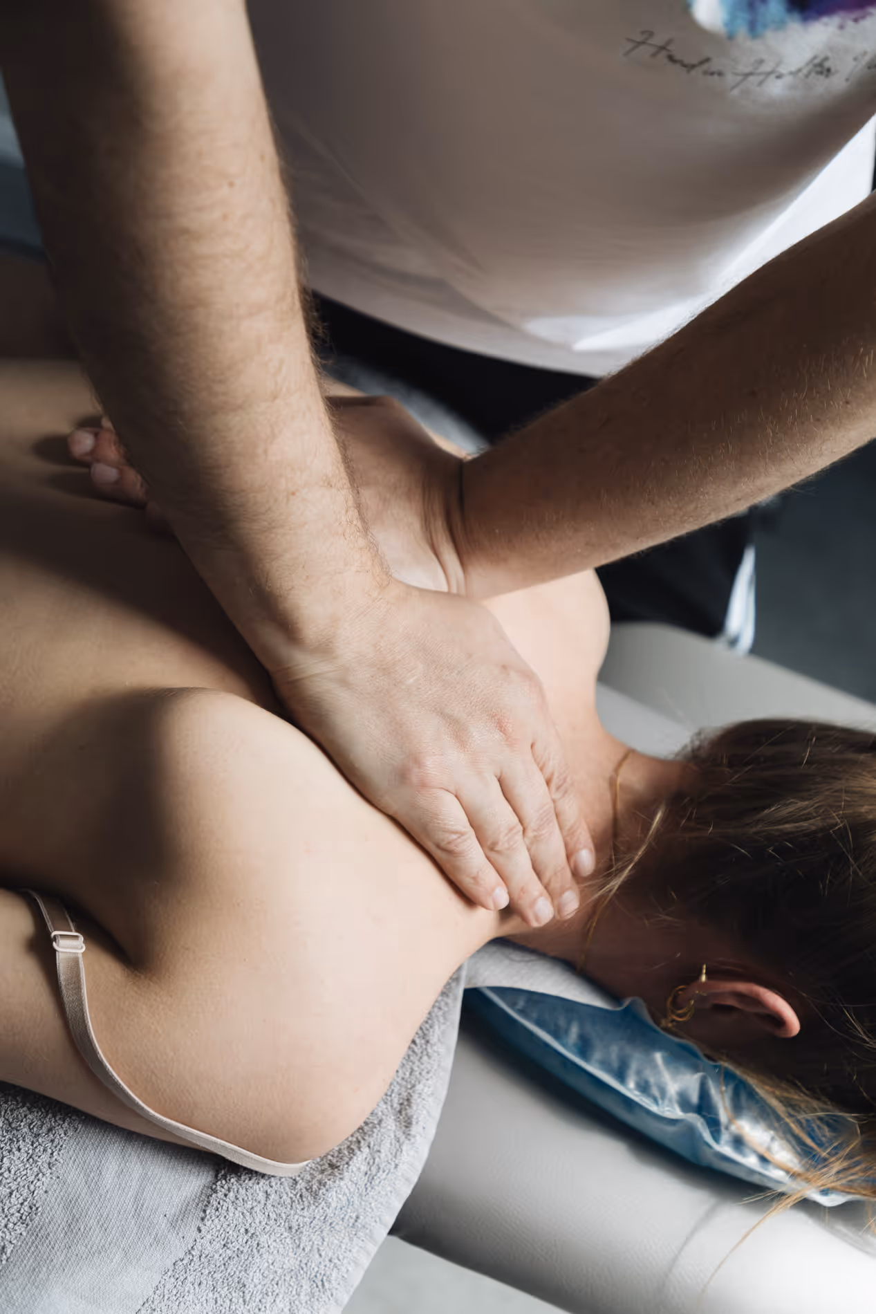 Manuelle Therapie am Rücken durch einen Physiotherapeuten von PhysioKonzept