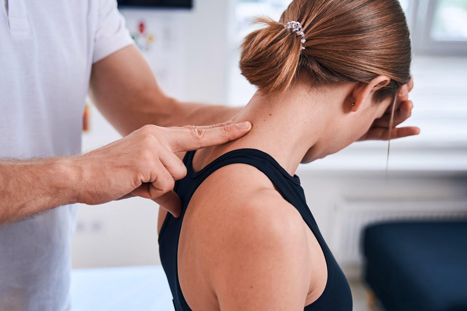Untersuchung der Halswirbelsäule bei Nackenschmerzen im Rahmen der Manuellen Therapie