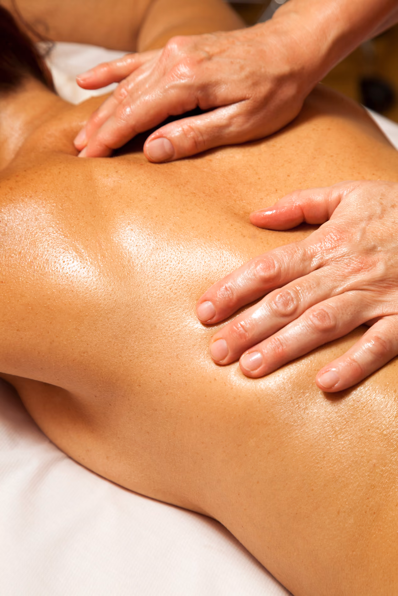 Rhythmische Griffe der Manuellen Lymphdrainage am Rücken