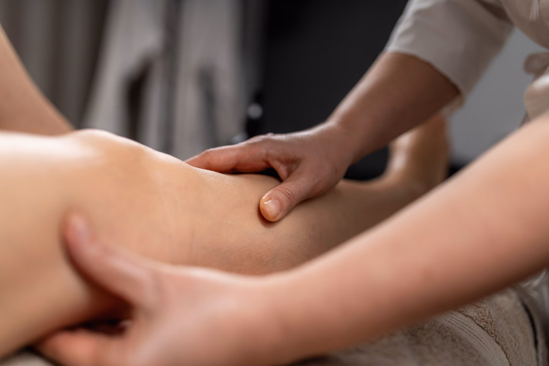 Sanfte Lymphdrainage-Griffe am Bein zur Entstauung des Gewebes