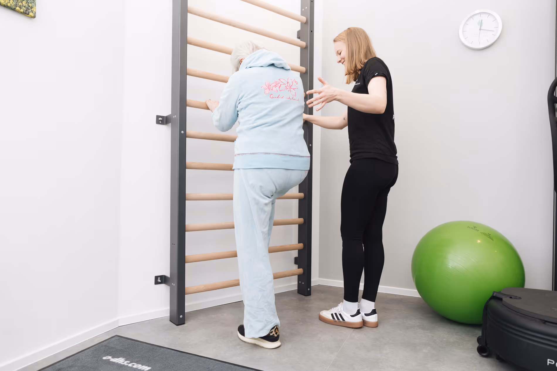Krankengymnastik-Übung an der Sprossenwand bei PhysioKonzept