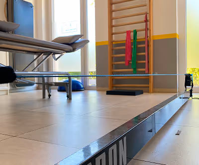 Gymnastikraum für aktive Übungstherapie mit Sprossenwand und Trainingsbändern