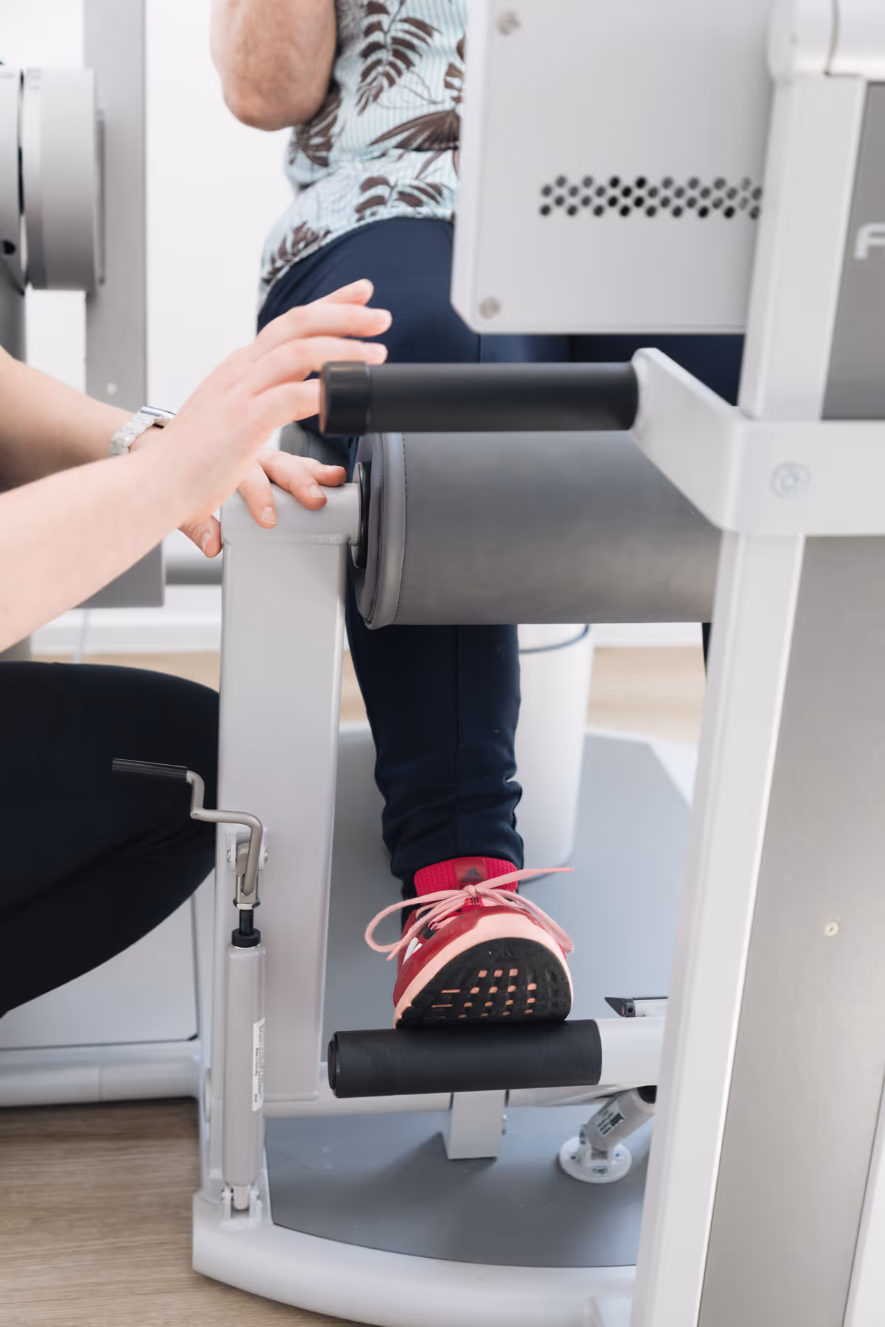 Beintraining an einem medizinischen Trainingsgerät bei der Krankengymnastik am Gerät