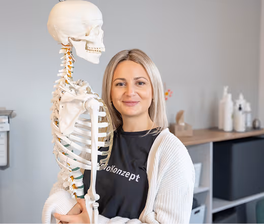 Physiotherapeutin von PhysioKonzept erklärt die Anatomie am Skelettmodell