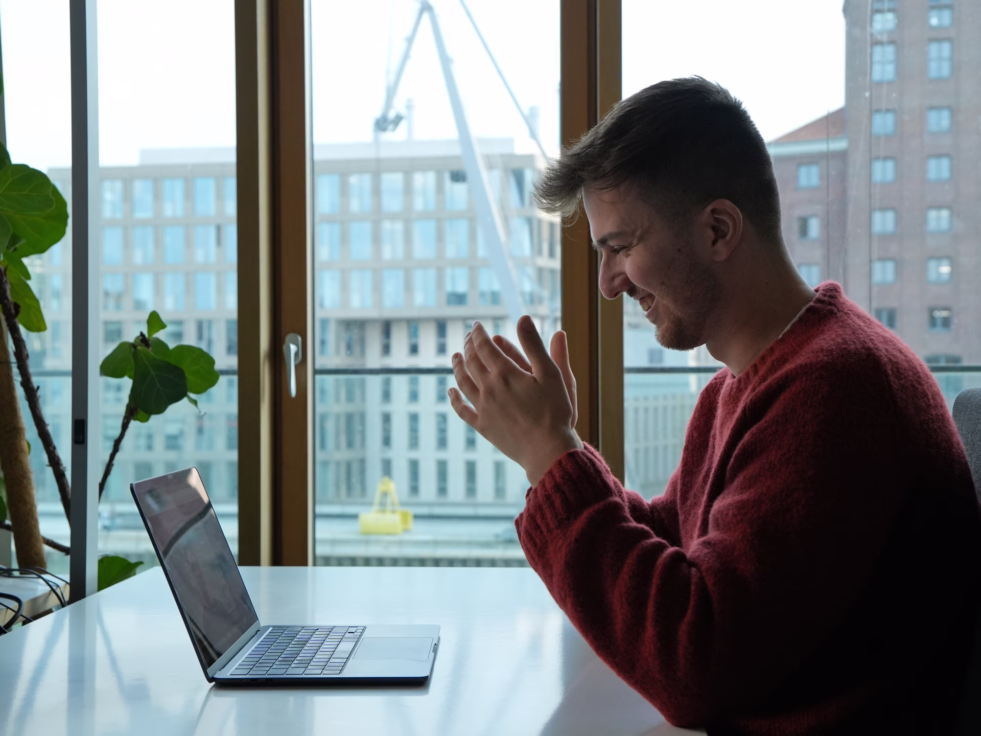 Conversion-Experte freut sich über steigende Ergebnisse am Laptop in Münster