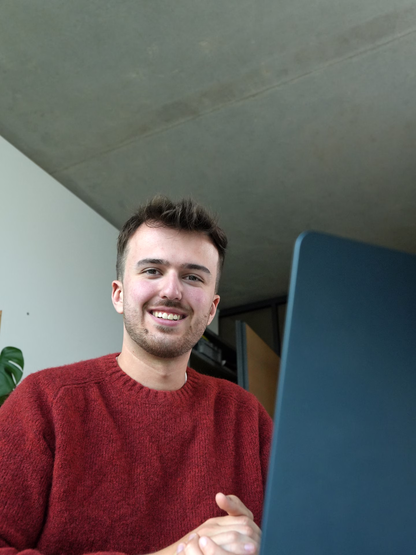Luca Skunca Portrait am Laptop – Webdesign.MS Team