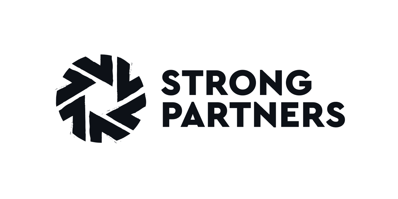 Logo von Strong Partners mit einem stilisierten kreisförmigen Symbol links vom Text.