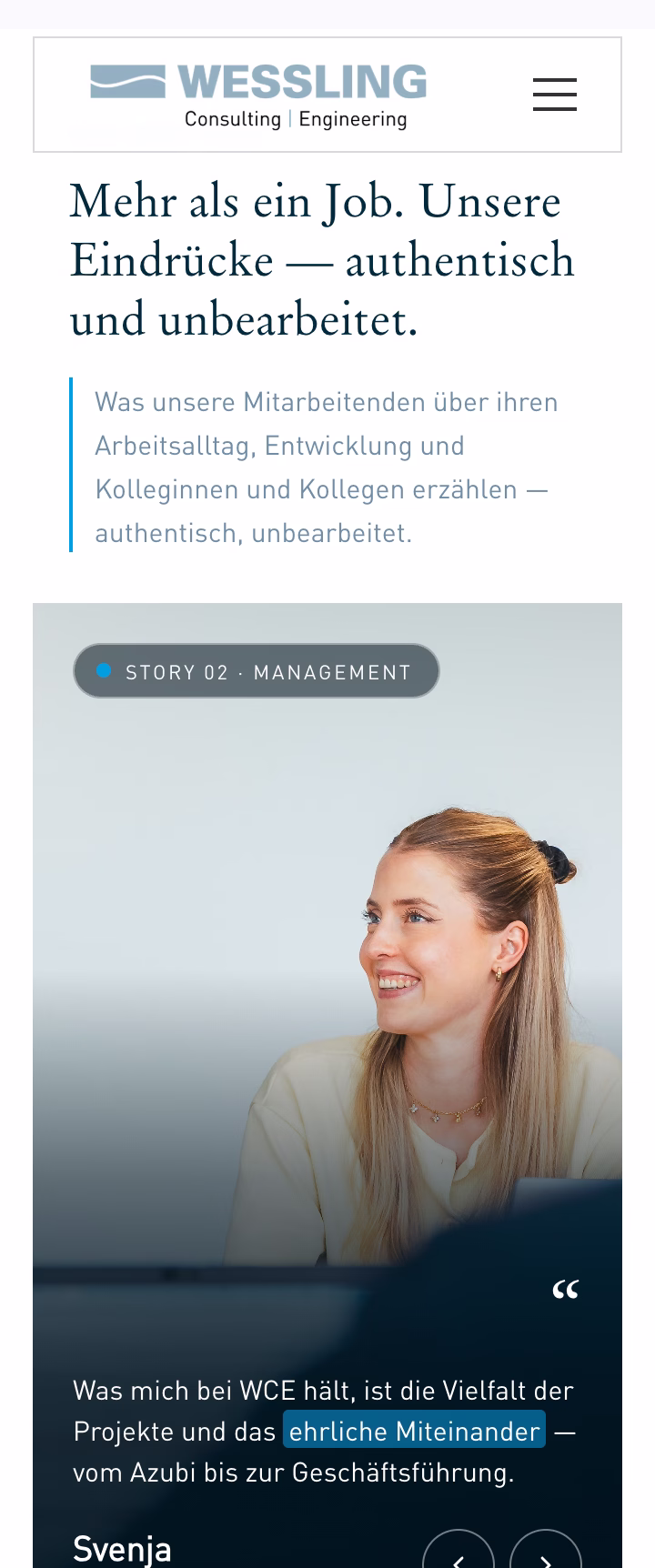 Junge Frau mit blondem Haar lächelt nach rechts vor hellem Hintergrund, Text im Bild auf Deutsch.