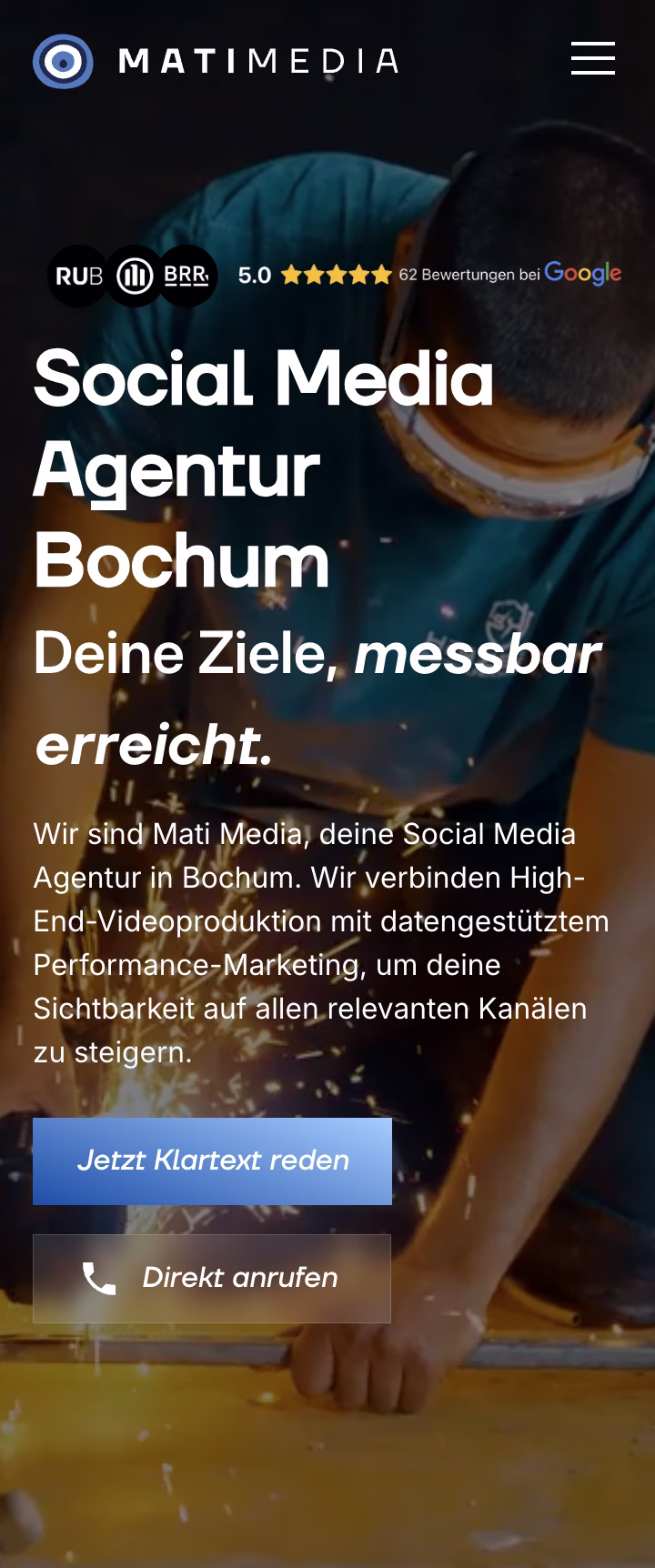 Person benutzt Schutzbrille und schweißt Metall, Funken fliegen, Text zur Social Media Agentur Bochum.
