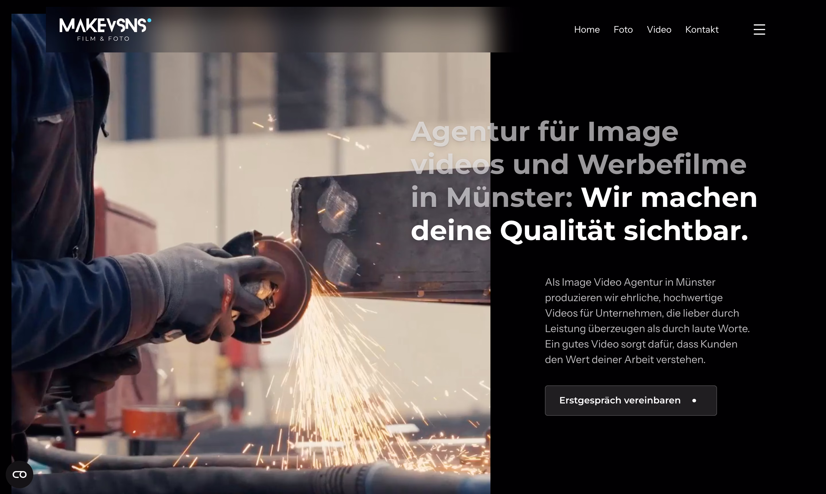 Handwerker schneidet Metall mit Trennschleifer, Funken fliegen, Text mit Agentur für Imagevideos.