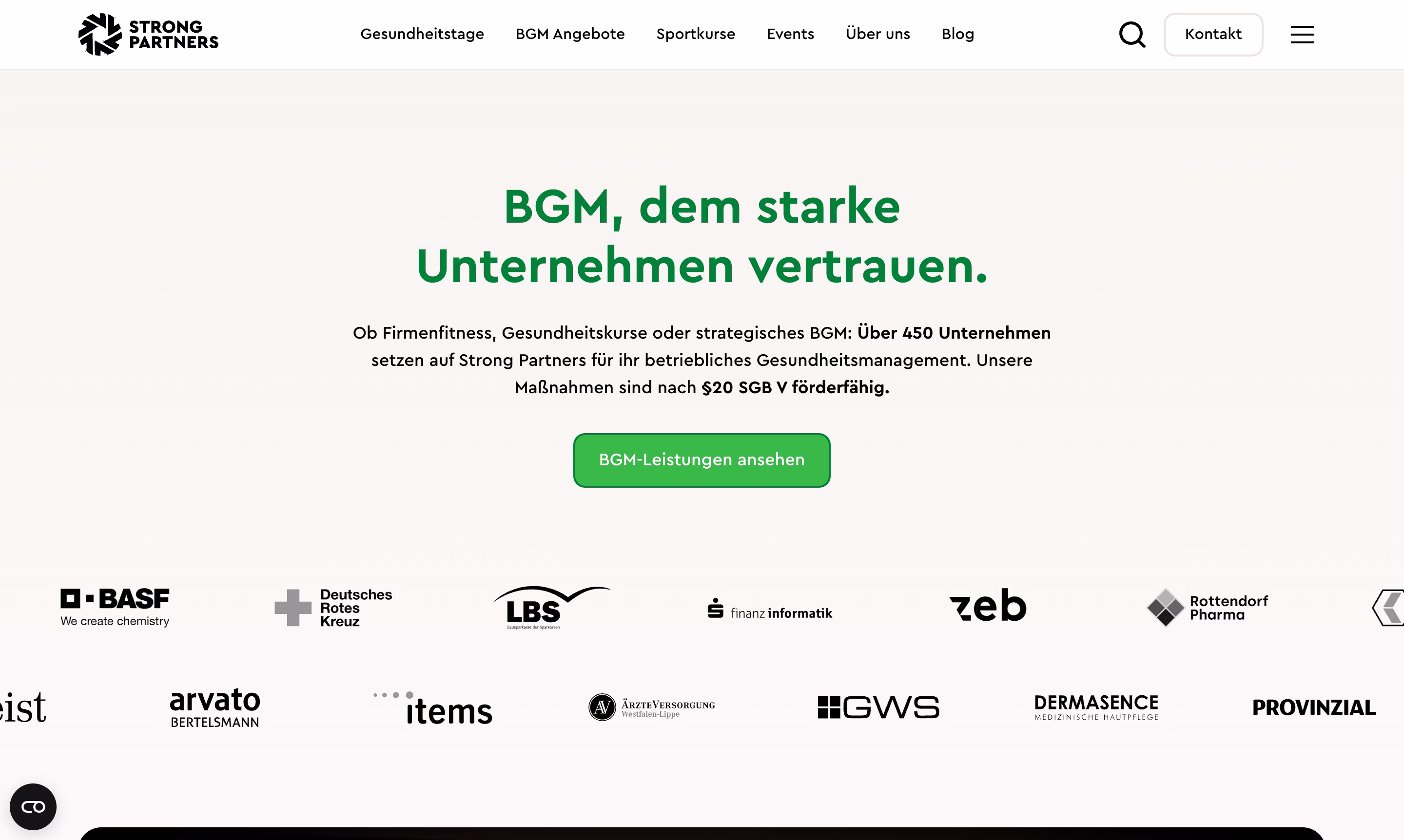 Text über Firmenfitness und Gesundheitskurse von Strong Partners mit Logos mehrerer Partnerunternehmen.