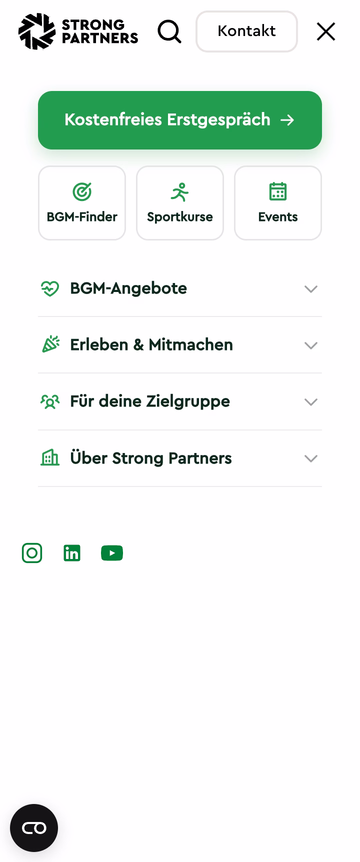 Mobile menu of Strong Partners website with navigation links and social media icons in German.