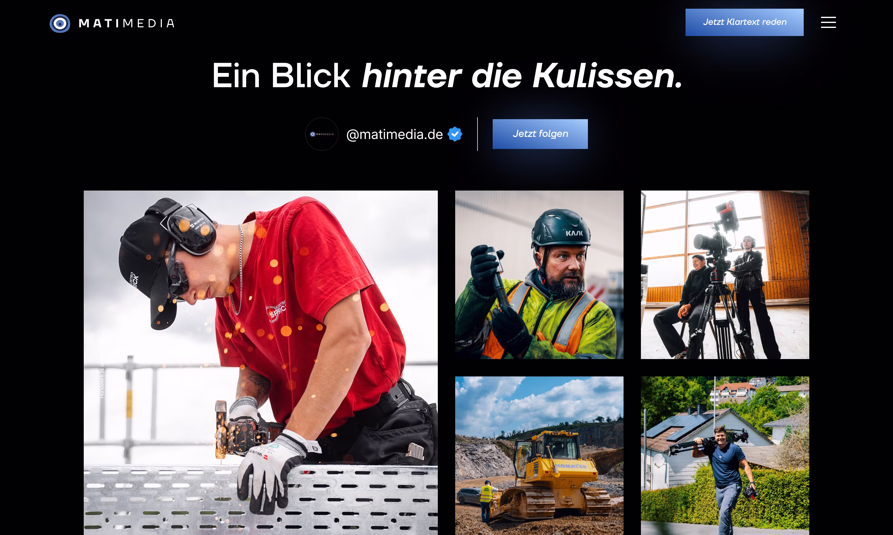 Arbeiter bei Schweißen, Bauarbeiter, Kamerateam, Bagger auf Baustelle, Fotograf im Freien.