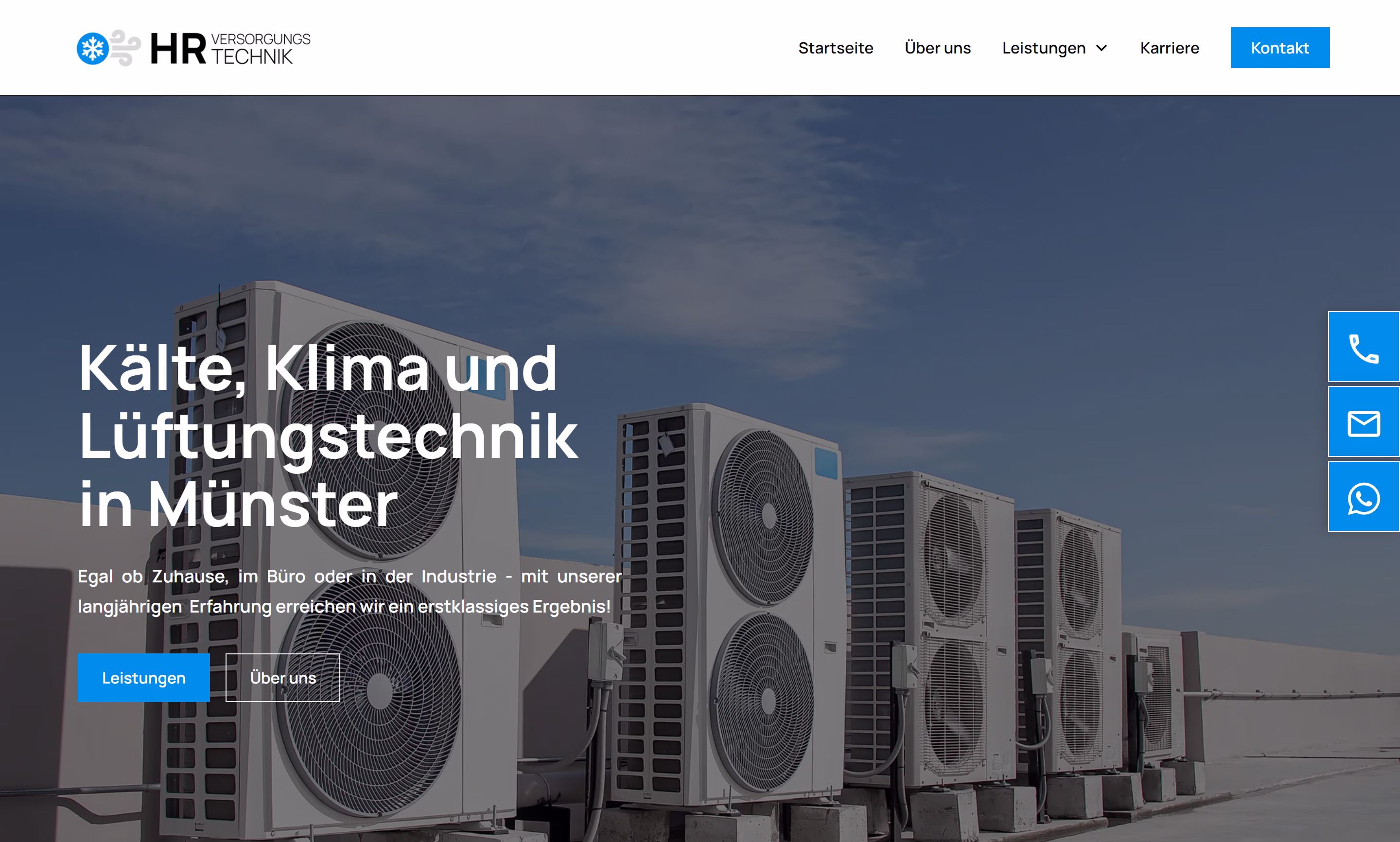 Mehrere Klimaanlagenaußengeräte auf einem Gebäudedach vor blauem Himmel.