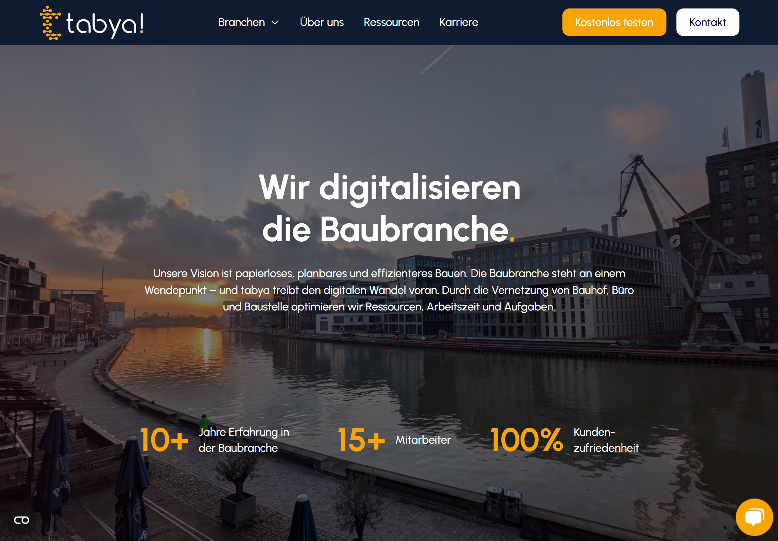 Stadtansicht am Wasser mit Sonnenuntergang, Text über Digitalisierung in der Baubranche.