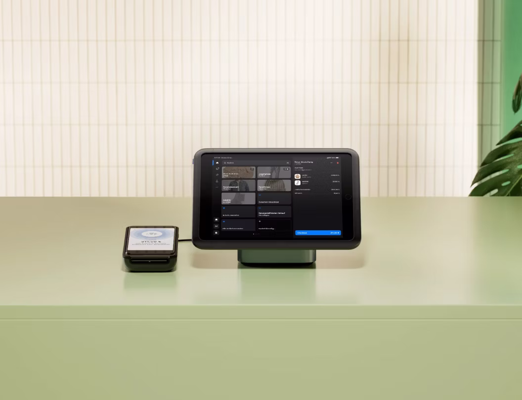 Shopify POS: Kassensystem mit Tablet und Kartenterminal im Ladengeschäft