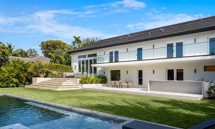 Modern two-story white house with glass balcony, by MT Construction Group Miami