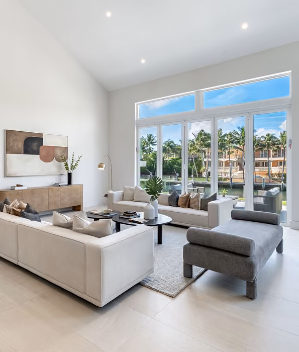 Bright modern living room with large windows,  by MT Construction Miami