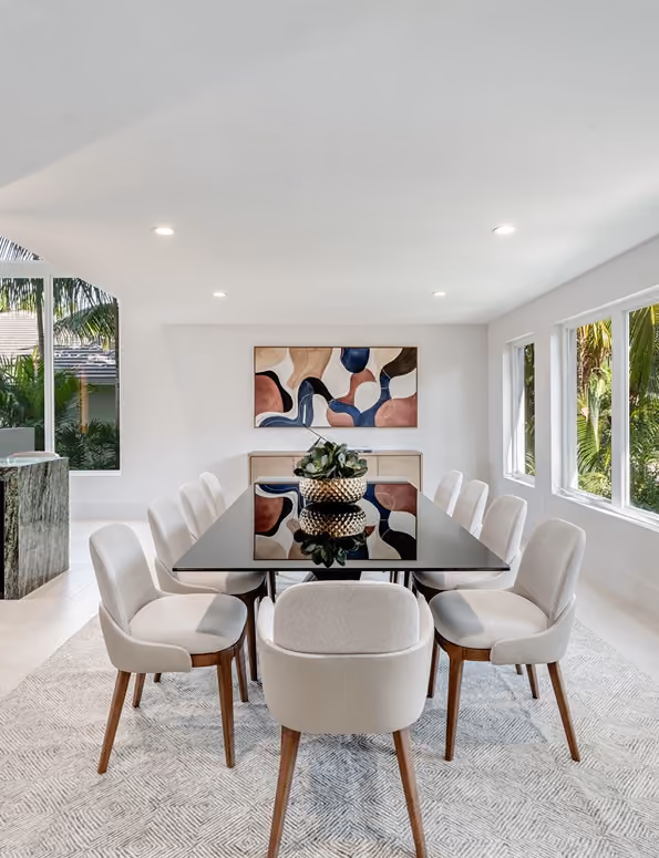 Modern dining room with glass table,  by MT Construction Miami