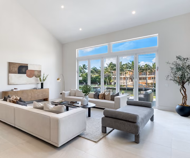 Bright modern living room with white sofas,  by MT Construction Miami
