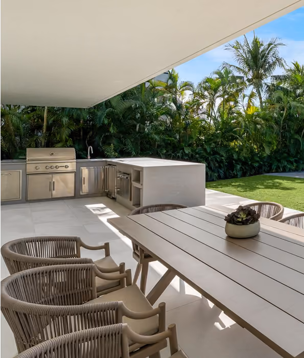 Modern outdoor kitchen with stainless steel grill,  by MT Construction Miami