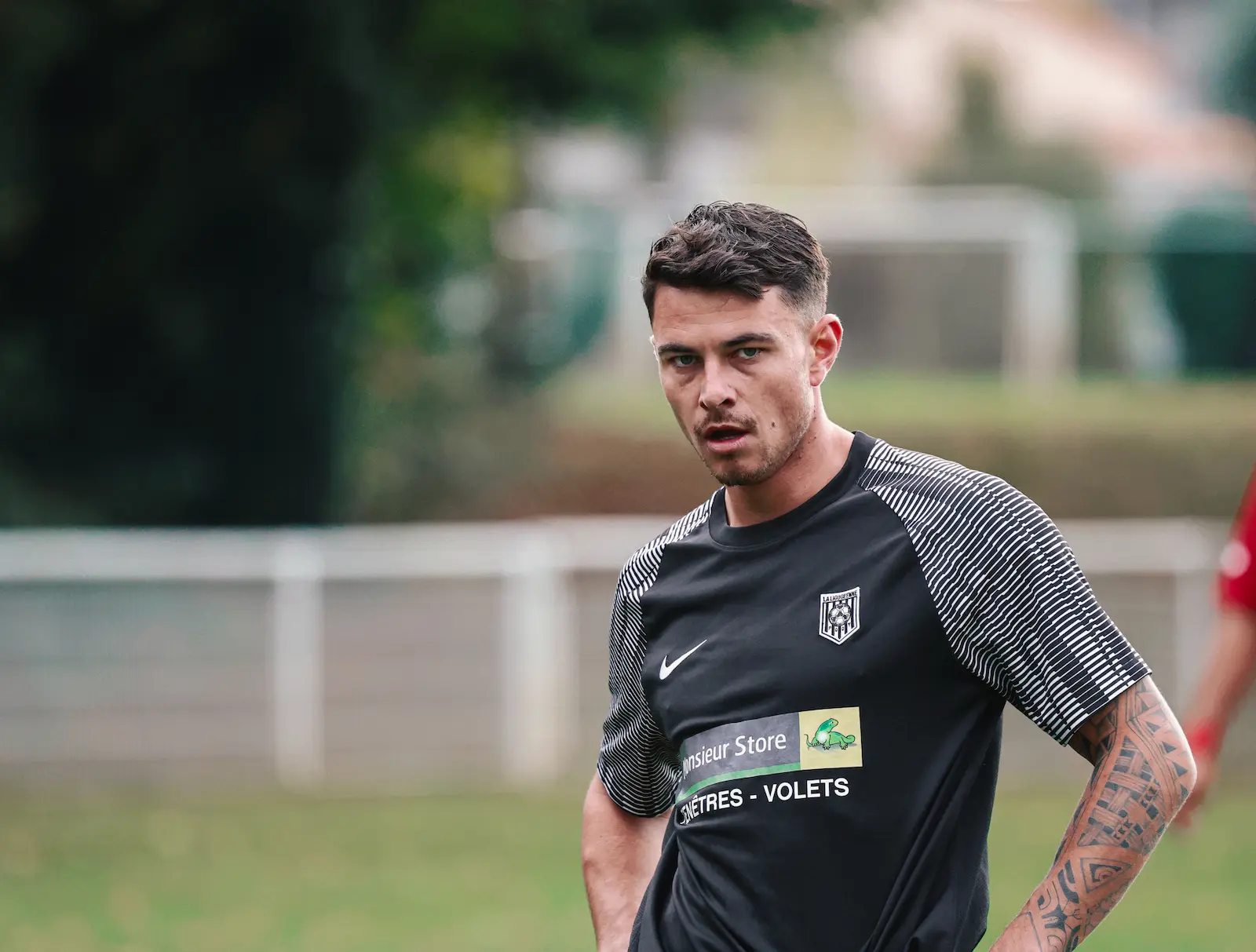 Photographie du buste d’un joueur d’une équipe masculine du club de football La Ligugéenne ayant une expression d’observation.