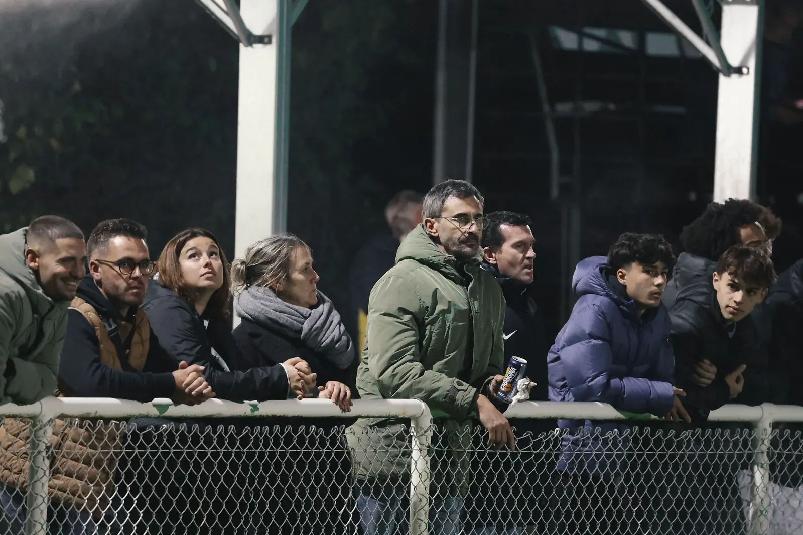 Photo des supporters de La Ligugéenne, autour du stade, regardant un match