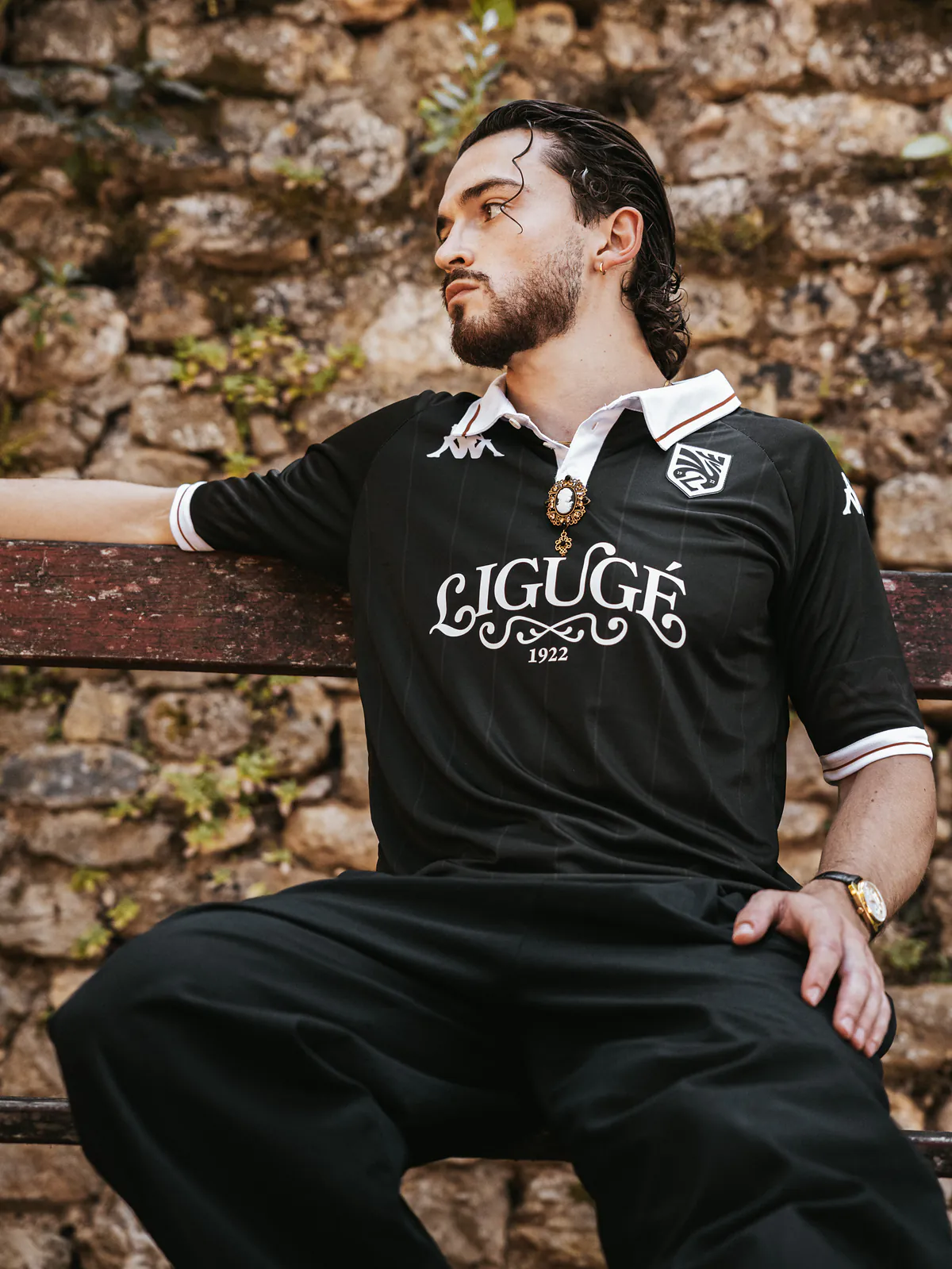 Homme assis sur un banc, portant le nouveau maillot de La Ligugéenne