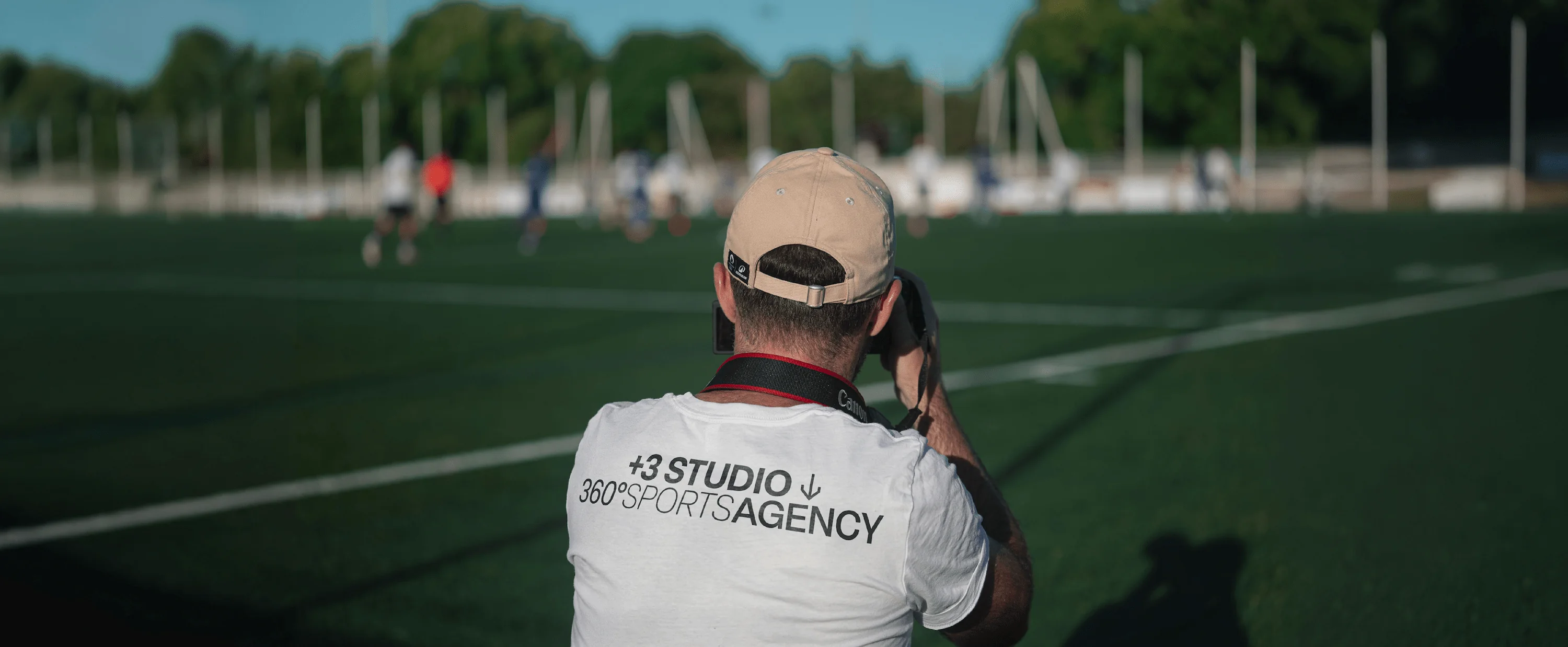 Photo du photographe du collectif plus 3 studio en train de photographier des joueurs de football sur un terrain de foot