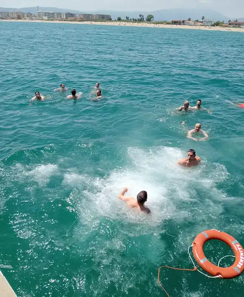 Gente bañándose en el mar de Benalmádena