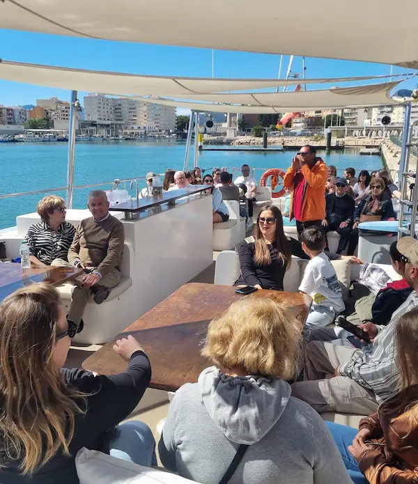 Gente en la cubierta del catamarán Serenity
